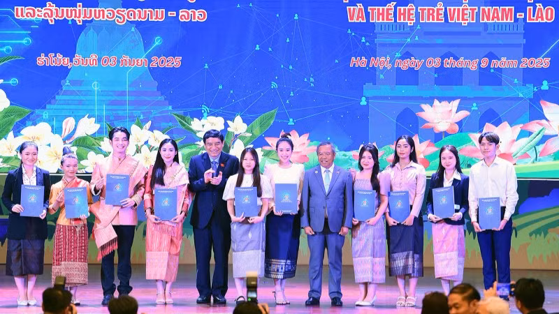 Các đồng chí Nguyễn Đắc Vinh, Boviengkham Vongdala (thứ 5 và 8 từ trái sang) trao học bổng tặng sinh viên, thanh niên Lào tiêu biểu đang học tập tại Việt Nam.