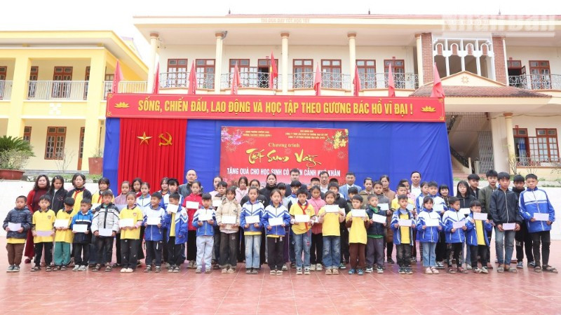Đại diện các đơn vị trao tặng quà Tết cho 62 em học sinh có hoàn cảnh khó khăn tại Trường tiểu học và trung học cơ sở Chiềng Ngần A. (ẢNH: PHAN THẢO)