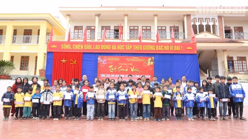 Đại diện các đơn vị trao tặng quà Tết cho 62 em học sinh có hoàn cảnh khó khăn tại Trường tiểu học và trung học cơ sở Chiềng Ngần A. (ẢNH: PHAN THẢO)