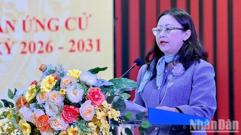 Đồng chí Giàng Thị Dung, Phó Bí thư Tỉnh ủy, Chủ tịch Mặt trận Tổ quốc Việt Nam tỉnh Lào Cai phát biểu tại hội nghị. (Ảnh: THANH SƠN)