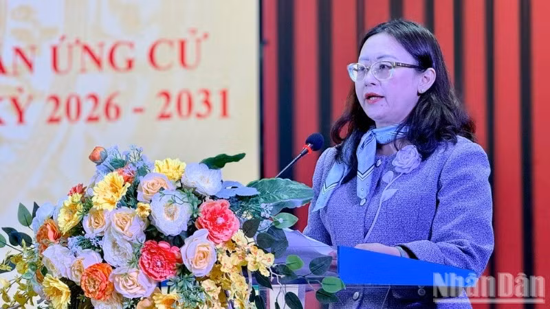 Đồng chí Giàng Thị Dung, Phó Bí thư Tỉnh ủy, Chủ tịch Mặt trận Tổ quốc Việt Nam tỉnh Lào Cai phát biểu tại hội nghị. (Ảnh: THANH SƠN)