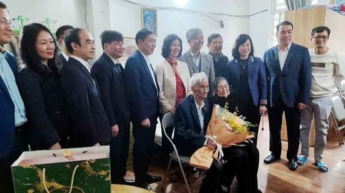 Đoàn công tác Bộ Y tế, Trường đại học Y Hà Nội thăm, chúc mừng gia đình Phó Giáo sư, bác sĩ Đỗ Doãn Đại (người ôm bó hoa) nhân dịp kỷ niệm 70 năm Ngày Thầy thuốc Việt Nam (27/2/2025).