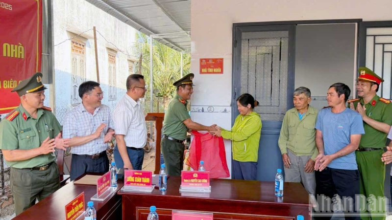 Lãnh đạo Công an tỉnh Lâm Đồng và địa phương thực hiện nghi thức bàn giao nhà ở cho các gia đình tại xã Thuận An.