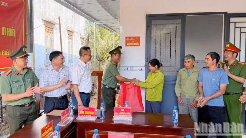 Lãnh đạo Công an tỉnh Lâm Đồng và địa phương thực hiện nghi thức bàn giao nhà ở cho các gia đình tại xã Thuận An.