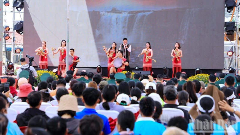 Biểu diễn nhiều tiết mục nghệ đặc sắc phục vụ nhân dân tại Chương trình "Tết Quân-Dân" năm 2026 ở Lâm Đồng.