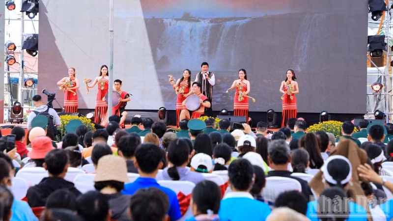 Biểu diễn nhiều tiết mục nghệ đặc sắc phục vụ nhân dân tại Chương trình "Tết Quân-Dân" năm 2026 ở Lâm Đồng.