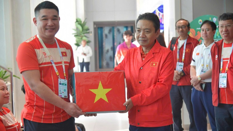 Thứ trưởng Văn hóa, Thể thao và Du lịch Hoàng Đạo Cương thăm, tặng quà Đoàn Thể thao người khuyết tật Việt Nam đang tham dự ASEAN Para Games 13 tại Thái Lan.