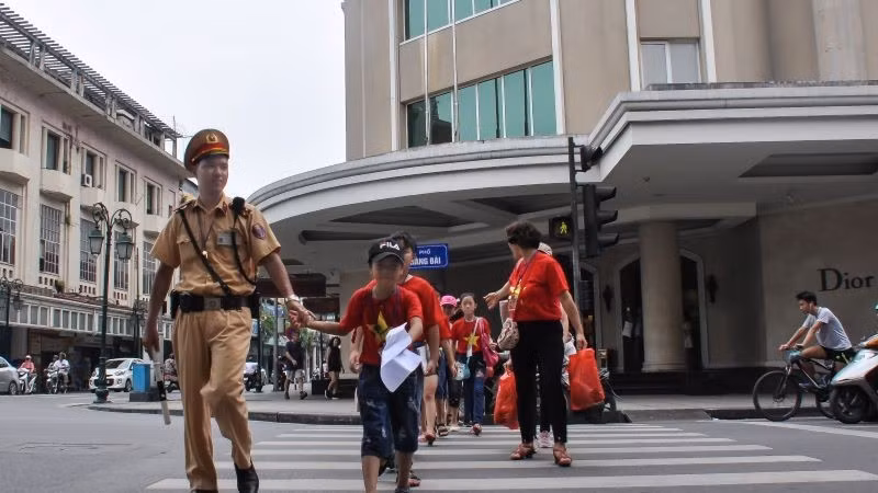 Lãnh đạo thành phố Hà Nội yêu cầu các lực lượng chức năng và người dân Thủ đô phát huy truyền thống văn minh, thanh lịch, giúp đỡ người dân và du khách từ các địa phương khác về Hà Nội trong dịp Đại lễ kỷ niệm 80 năm Quốc khánh. (Ảnh: LAM THANH)
