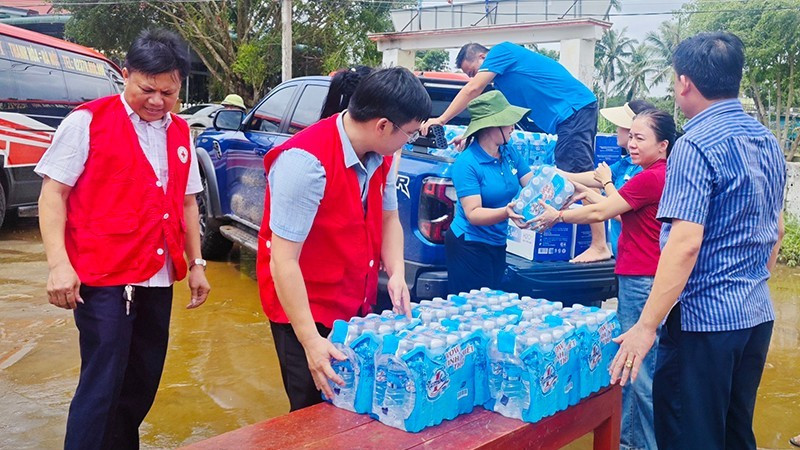 Hội Chữ thập đỏ tỉnh Thanh Hóa đưa hàng thiết yếu về vùng ngập nước.