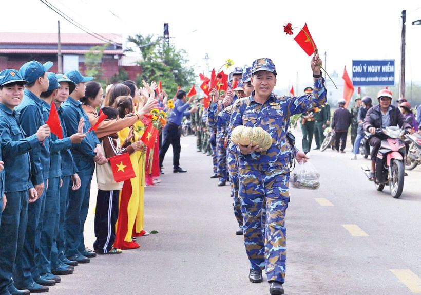 Người dân đứng bên đường lưu luyến chia tay bộ đội sau khi hoàn thành xuất sắc “Chiến dịch Quang Trung”. (Ảnh PHÚC THẮNG)