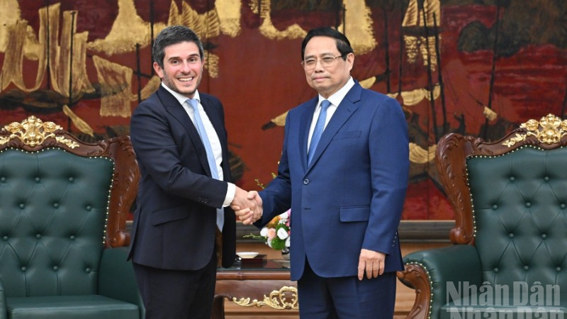 Thủ tướng Chính phủ Phạm Minh Chính và ông Gerald Toledano, thành viên Ban Điều hành, Giám đốc mảng sản phẩm cổ phiếu và đa tài sản toàn cầu của FTSE Russell. (Ảnh: TRẦN HẢI)