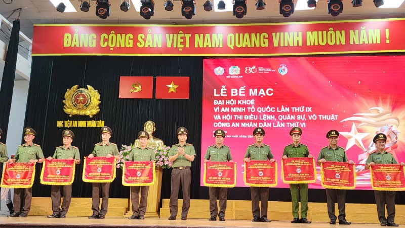 Thiếu tướng Phạm Kim Đĩnh - Cục trưởng Cục Công tác Chính trị (Bộ Công an) tặng cờ lưu niệm cho đại diện các đoàn đạt thành tích cao tại Hội thi.