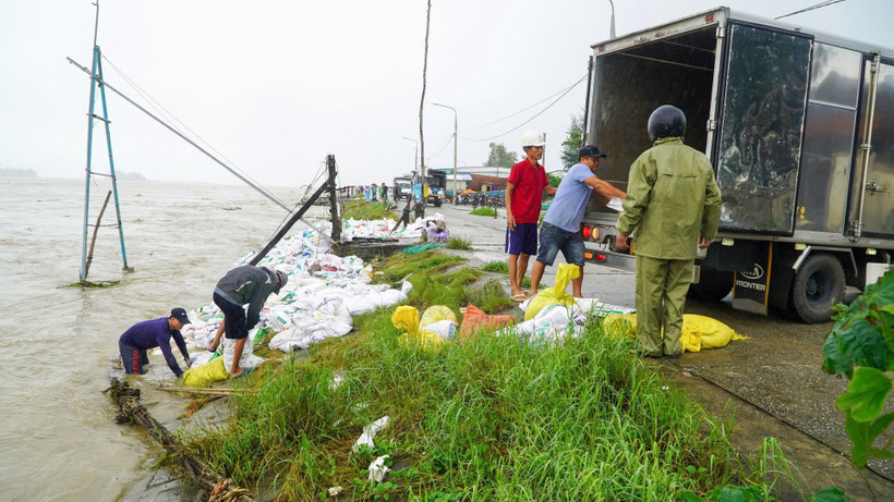 Người dân xã Duy Nghĩa nỗ lực gia cố tạm thời bờ kè An Lương.
