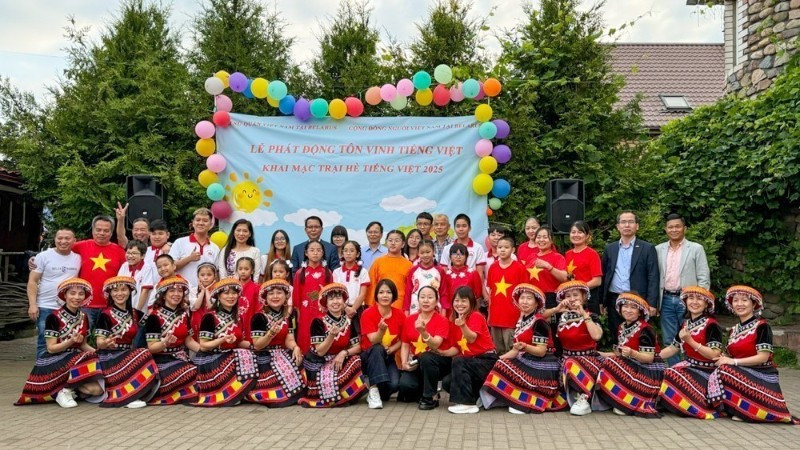 Thành viên tham dự Trại hè tiếng Việt 2025 chụp ảnh kỷ niệm cùng Hội người Việt và Đại sứ quan Việt Nam tại Belarus. (Ảnh: TTXVN)
