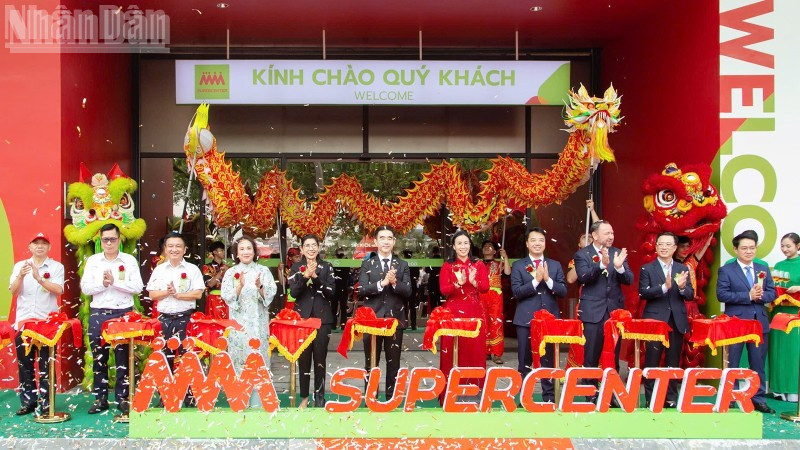 Đại biểu cắt băng khánh thành Trung tâm Thương mại.