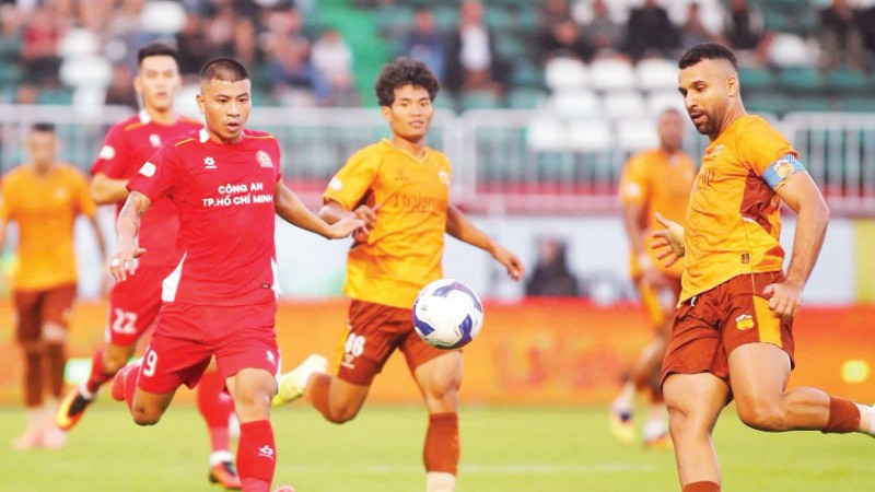 Pha bóng giữa Công an Thành phố Hồ Chí Minh (áo đỏ) và Hoàng Anh Gia Lai. (Ảnh: ĐỘI CÔNG AN THÀNH PHỐ HỒ CHÍ MINH)