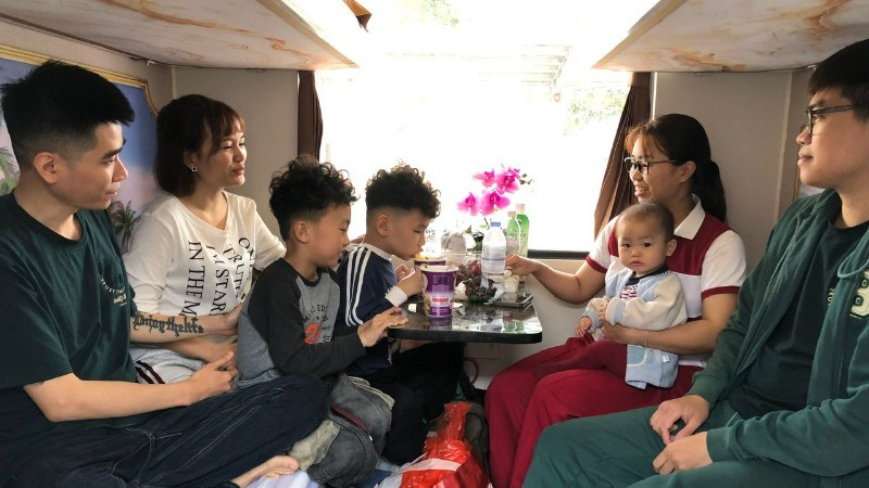 Gia đình chị Nguyễn Minh Thu, Nguyễn Thu Trang quây quần trong khoang tàu.