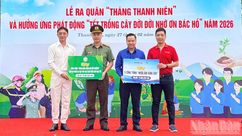 Trao tặng các công trình thanh niên.