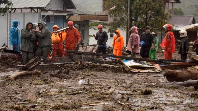 Indonesia khẩn trương triển khai công tác cứu hộ sau lũ. (Ảnh: THX)