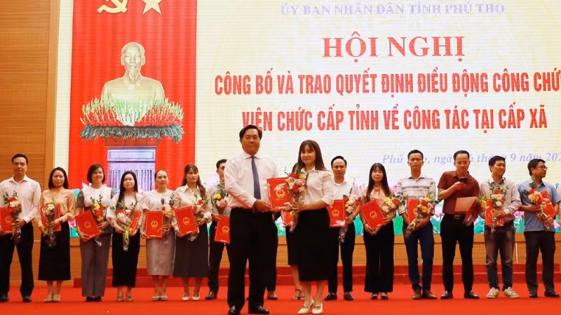 Chủ tịch Ủy ban nhân dân tỉnh Phú Thọ Trần Duy Đông trao quyết định và tặng hoa động viên các công chức, viên chức về tăng cường cho các xã.