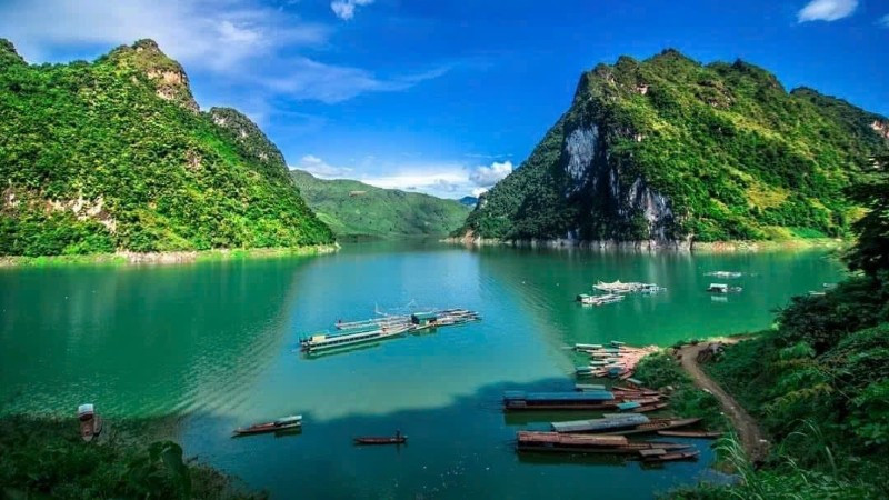 Tham quan lòng hồ trên núi Tủa Thàng hiện thu hút đông du khách về địa bàn.