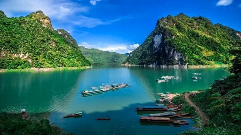 Tham quan lòng hồ trên núi Tủa Thàng hiện thu hút đông du khách về địa bàn.