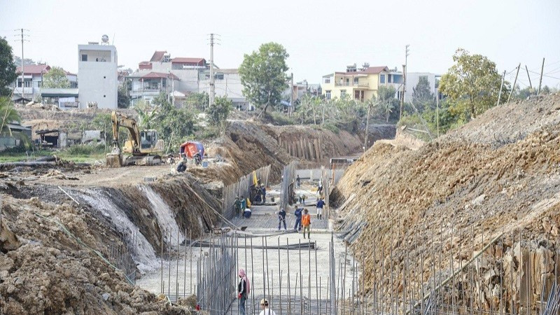 Mỗi ngày có hàng trăm công nhân, thiết bị đang tập trung thi công các gói thầu thuộc dự án đường Động lực Điện Biên.