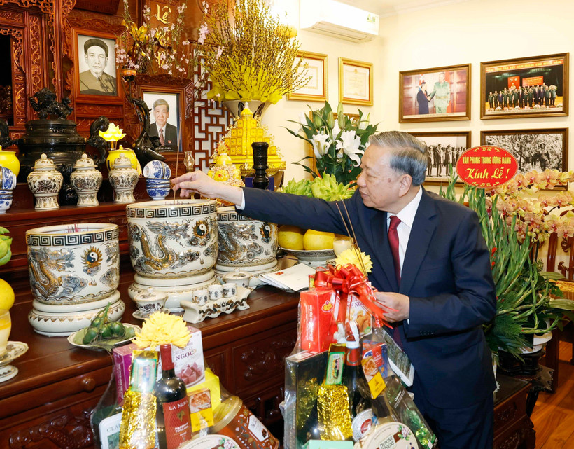 Tổng Bí thư Tô Lâm thắp hương tưởng niệm Tổng Bí thư Lê Khả Phiêu. (Ảnh: Thống Nhất - TTXVN)