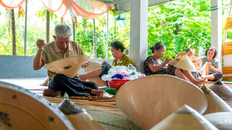 Nghệ nhân Ưu tú Đỗ Văn Lan đang thêu các họa tiết cho chiếc nón ngựa. (Ảnh: MỸ HÀ)