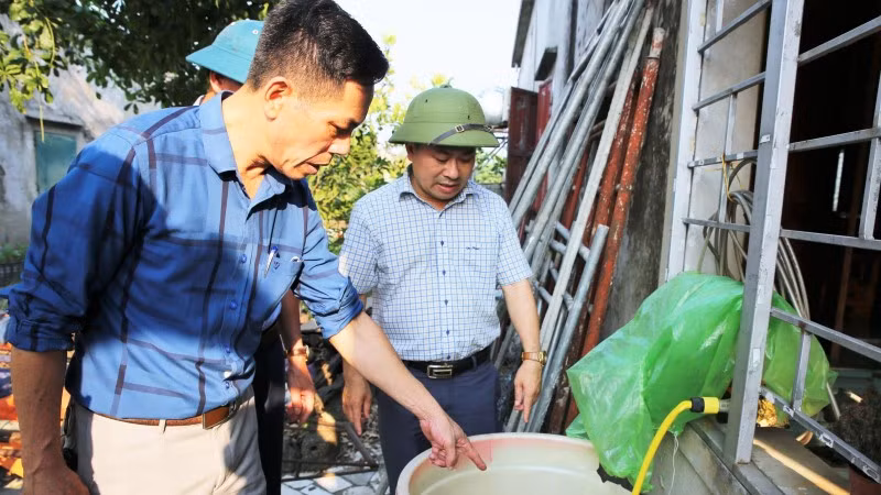 Lãnh đạo Trung tâm Kiểm soát bệnh tật Hà Tĩnh kiểm tra, hướng dẫn triển khai các biện pháp phòng bệnh lây lan.