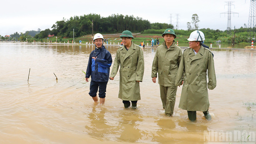 Chủ tịch Ủy ban nhân dân tỉnh Quảng Ngãi Nguyễn Hoàng Giang kiểm tra vùng ngập lũ xã Bình Minh.