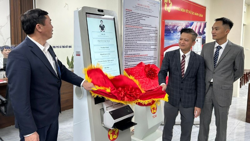 Lãnh đạo Ủy ban nhân dân xã Nghĩa Trụ tiếp nhận, đưa robot Kiosk TC AI vào sử dụng tại Trung tâm Phục vụ hành chính công xã chiều 30/12