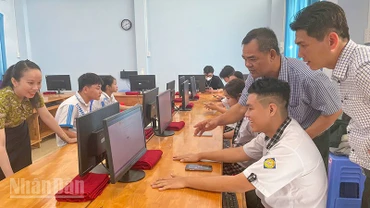 Nhiều thí sinh phấn khởi với điểm thi của mình. 