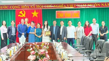 Đoàn công tác Diễn đàn kinh tế Việt Nam-Thụy Sĩ chụp ảnh lưu niệm với lãnh đạo tỉnh Vĩnh Long. 