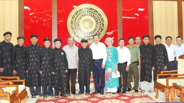 Đoàn công tác Ban Trị sự Trung ương Giáo hội Phật giáo Hòa Hảo chụp hình lưu niệm cùng lãnh đạo tỉnh Vĩnh Long. 