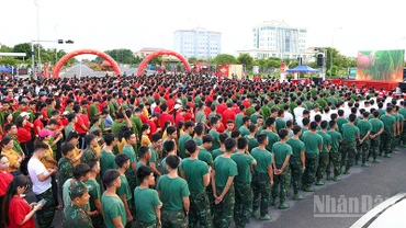 Quang cảnh buổi lễ tại Vĩnh Long. 