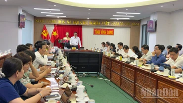 Lãnh đạo tỉnh Vĩnh Long phát biểu tại hội nghị. 