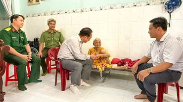 Đồng chí Lữ Quang Ngời cùng đoàn công tác đến thăm và tặng quà gia đình Mẹ Việt Nam Anh hùng Mai Thị Đém, ngụ phường Phước Hậu, tỉnh Vĩnh Long. 