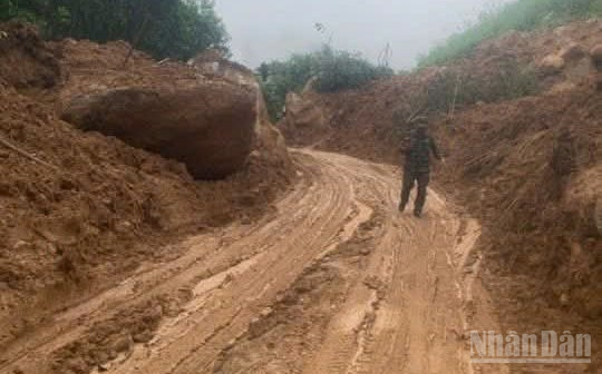 Với tinh thần làm việc xuyên đêm không ngơi nghỉ, đến rạng sáng 31/10, điểm sạt lở nghiêm trọng tại Km15+900 và nhiều điểm sạt lở khác trên tuyến ĐT.623 đã khắc phục xong, bảo đảm giao thông vào đến trung tâm xã Sơn Tây (Quảng Ngãi).