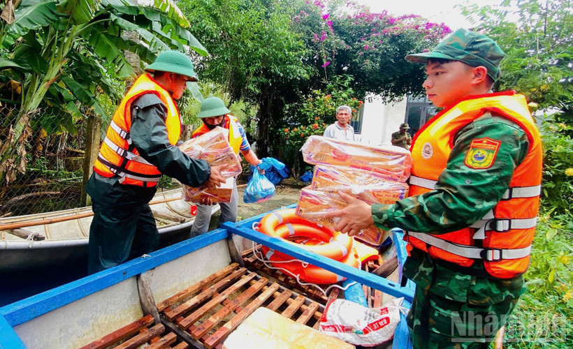 Cán bộ, chiến sĩ Đồn Biên phòng Bình Hải và Hải đội 2 (Bộ đội Biên phòng tỉnh Quảng Ngãi) vận chuyển nhu yếu phẩm hỗ trợ người dân thôn Châu Me, xã Đông Sơn.