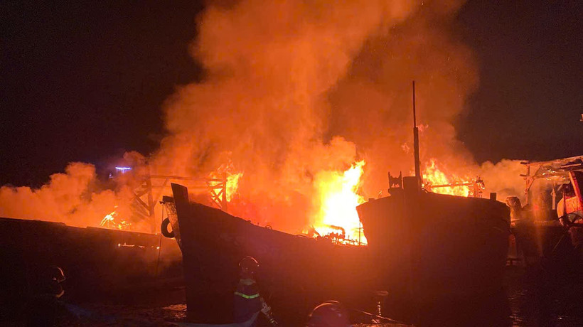 Hiện trường vụ hỏa hoạn khiến 4 tàu cá của ngư dân Quảng Ngãi bị thiệt hại nặng.