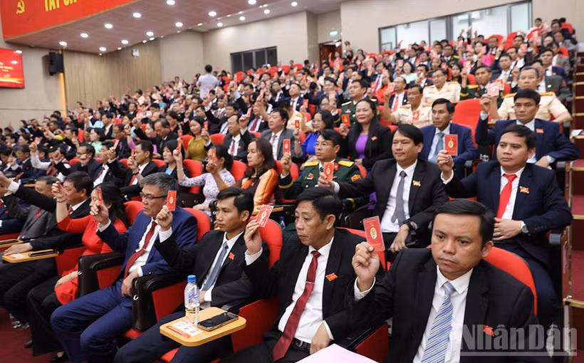 Các đại biểu biểu quyết thông qua Nghị quyết Đại hội đại biểu Đảng bộ tỉnh Quảng Ngãi nhiệm kỳ 2025-2030.