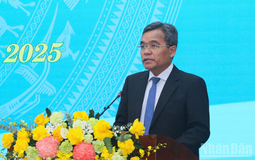 Đồng chí Hồ Văn Niên, Ủy viên Trung ương Đảng, Bí thư Tỉnh ủy Quảng Ngãi phát biểu tại kỳ họp.