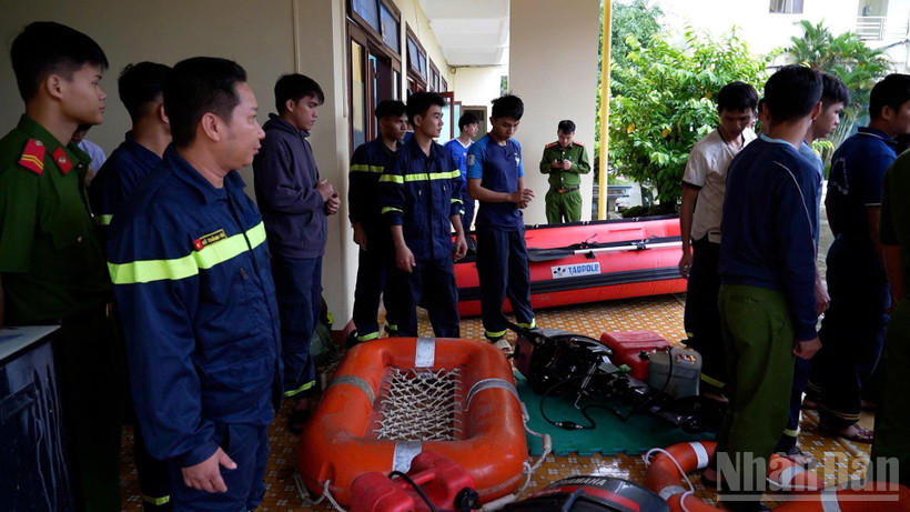 Cán bộ, chiến sĩ Công an tỉnh Quảng Ngãi xuất quân đến các tỉnh Đắk Lắk và Khánh Hòa hỗ trợ nhân dân vùng lũ.