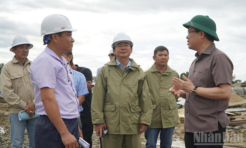 Chủ tịch Ủy ban nhân dân tỉnh Quảng Ngãi Nguyễn Hoàng Giang kiểm tra hiện trường thi công dự án nâng cấp, mở rộng khu neo đậu tránh trú bão kết hợp cảng cá Tịnh Hòa.