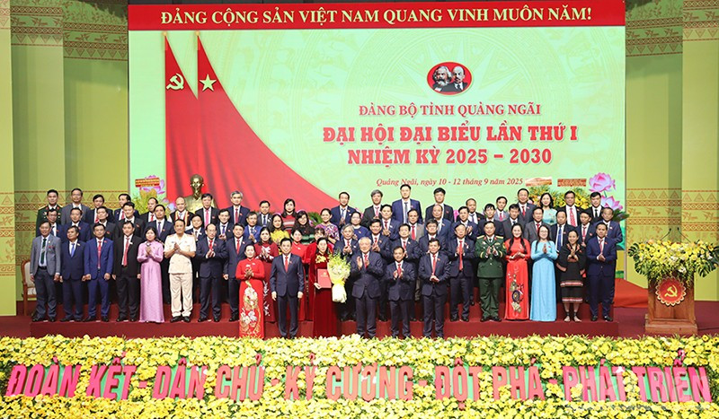 Đồng chí Nguyễn Hòa Bình, Ủy viên Bộ Chính trị, Phó Thủ tướng Thường trực Chính phủ trao Quyết định của Bộ Chính trị và tặng hoa chúc mừng Ban Chấp hành Đảng bộ tỉnh Quảng Ngãi nhiệm kỳ 2025-2030.