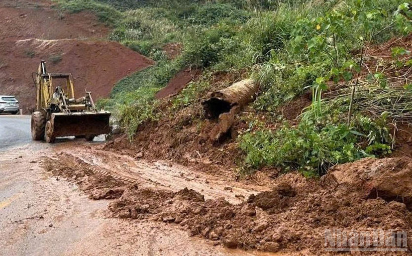 Khắc phục sạt lở tại Km 99+350 thuộc Quốc lộ 24 đoạn qua địa bàn xã Măng Đen. 