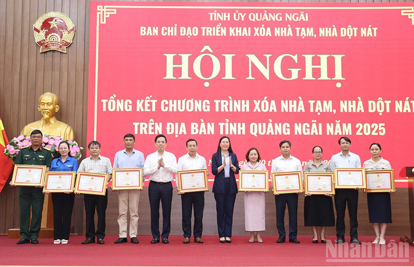 Lãnh đạo tỉnh Quảng Ngãi tặng Ngãi tặng Bằng khen cho các tập thể đã có thành tích trong thực hiện phong trào thi đua Chung tay xóa nhà tạm, nhà dột nát trên địa bàn tỉnh Quảng Ngãi.