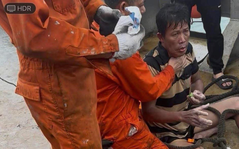 Sau nhiều giờ lênh đênh lênh biển chống chọi với sóng to, gió lớn, ông Phan Duy Quang, ở đặc khu Lý Sơn, 1 trong 3 nạn nhân mất tích trên biển đã được tàu Hải Nam 39 cứu sống. 