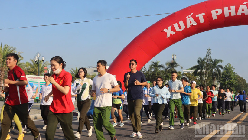 Đông đảo cán bộ, chiến sĩ và nhân dân trên địa bàn tỉnh Quảng Ngãi tham gia Ngày chạy Olympic năm 2026.